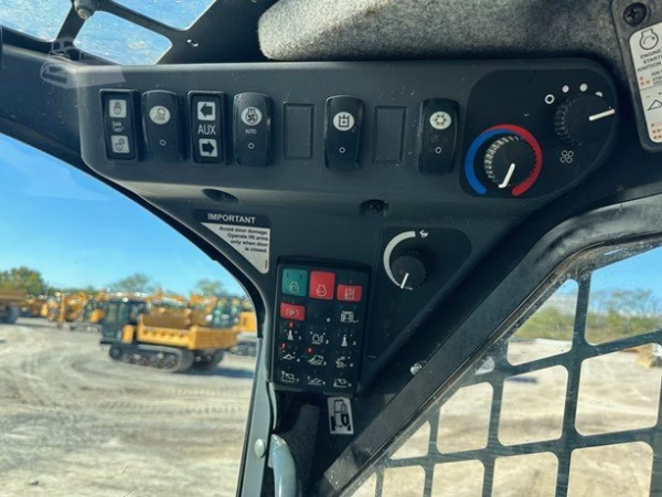2023 DEERE 333G - Image 3